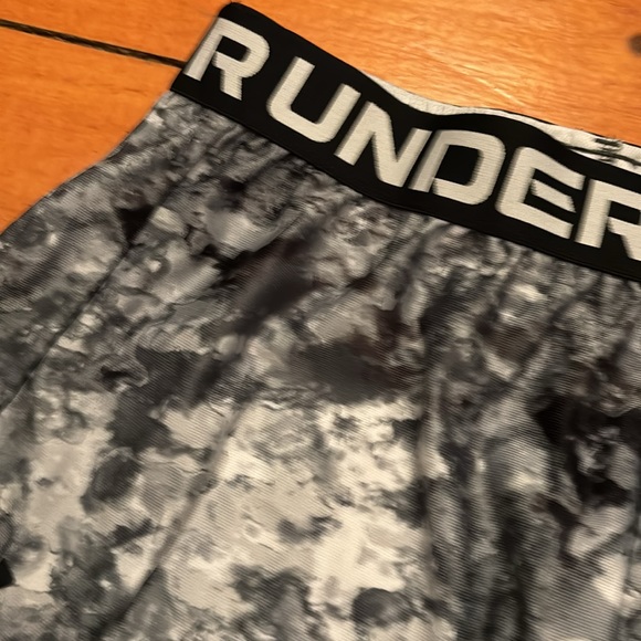 Girls large black and white Under Armour loose fit shorts. - Picture 2 of 3